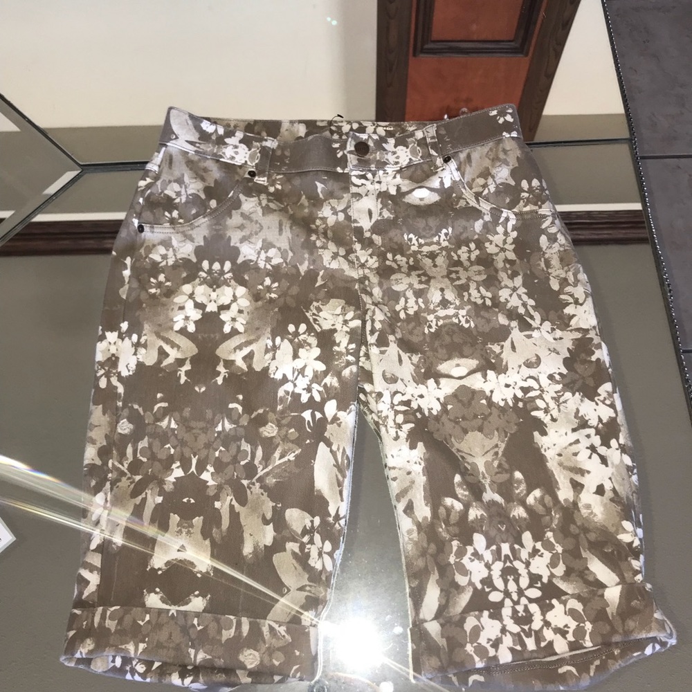 HUE Brown and White long shorts